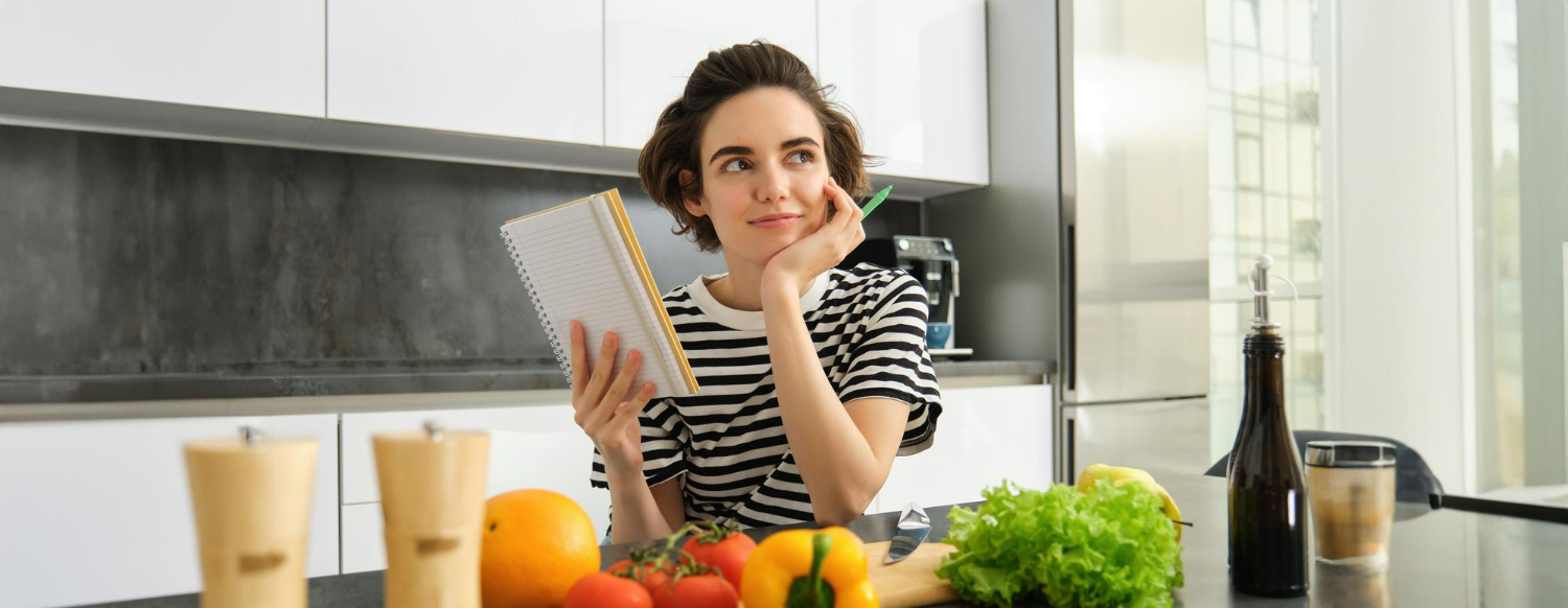 mujer pensando ¿qué alimentos no se pueden envasar al vacío?