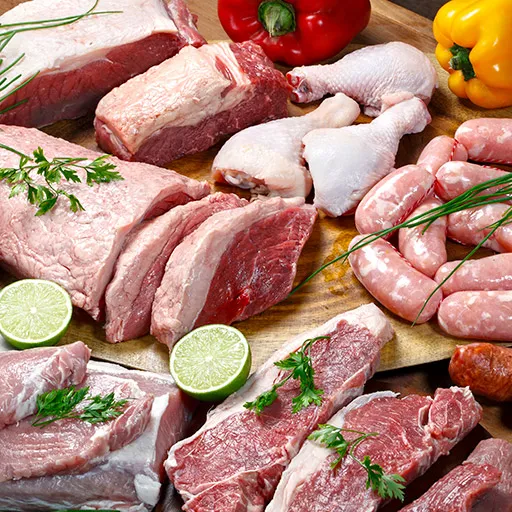 Cortes de carne fresca, aves y embutidos sobre una tabla de madera